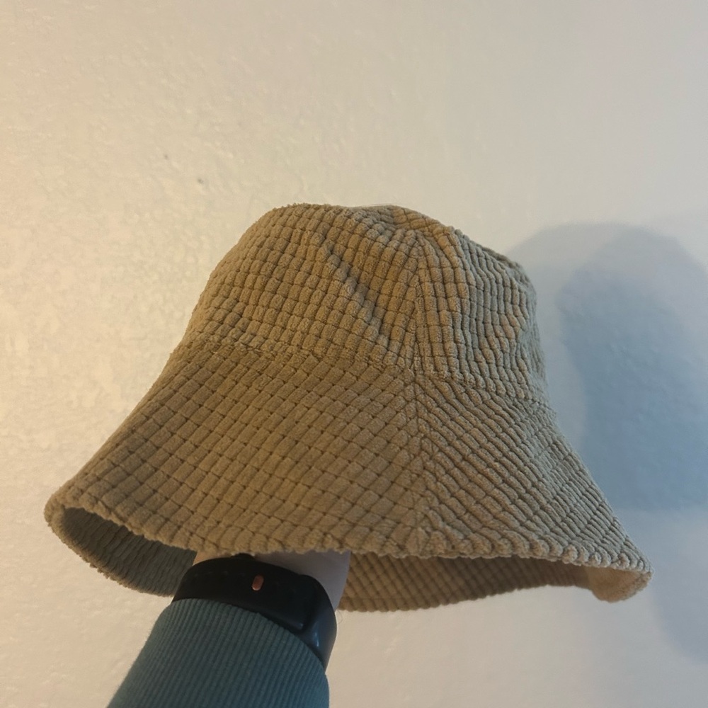 Beige corduroy-style bucket hat
Comfy and soft